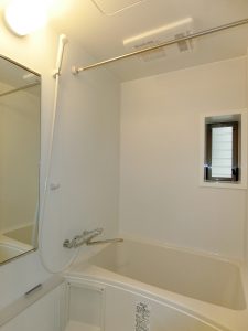 賃貸不動産オーナー様の相続税対策の水回りリフォーム後アパート浴室写真
